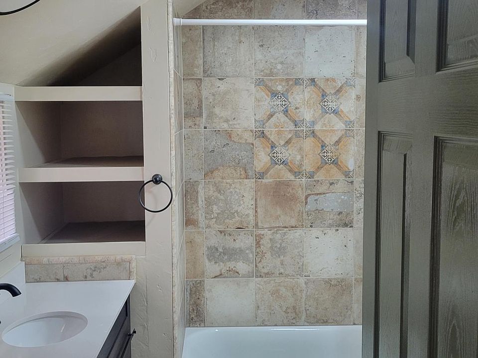 Full bath with tub/shower