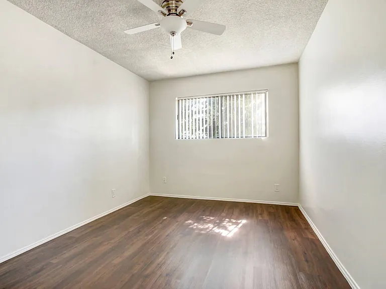 Sepulveda Manhattan Apartments — Photo 4