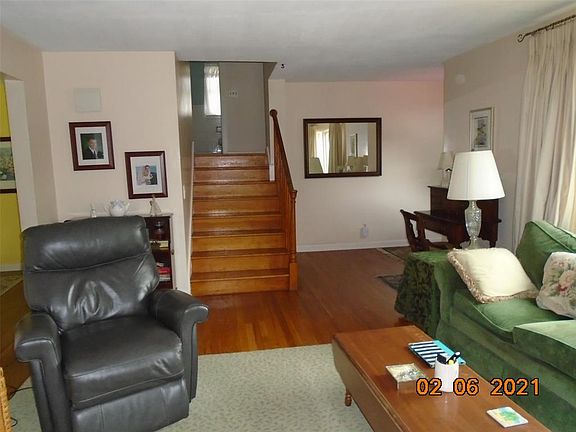 4th image of 704 Torrance Ave