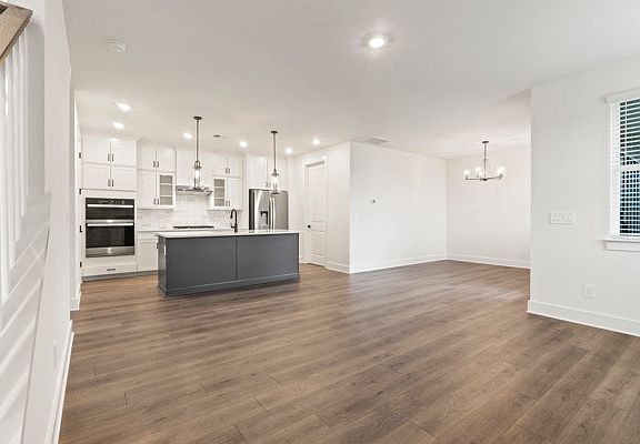 5th image of 7049 Chardon St
