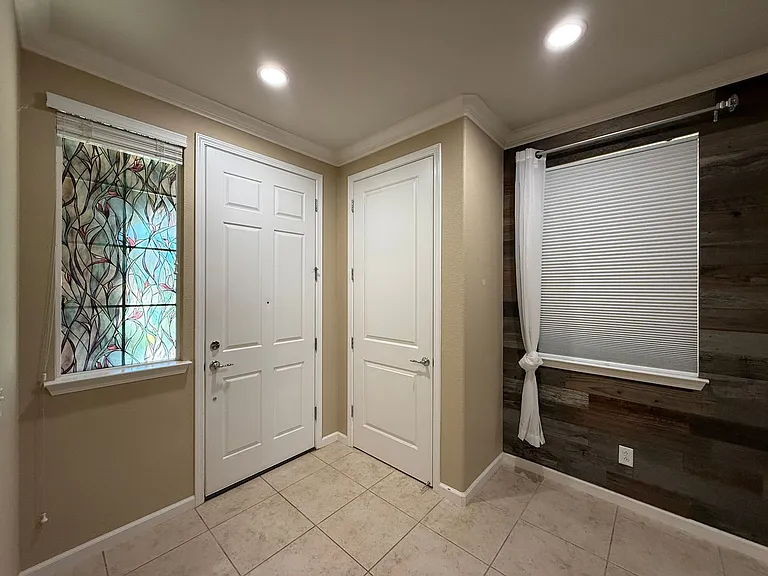 7437 Bloomsbury Way — Photo 2