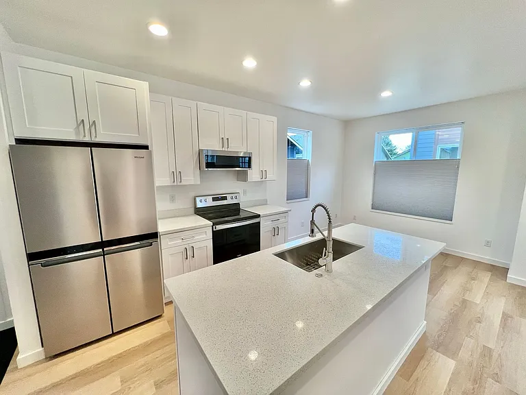 2223 Redwood Ave — Photo 1