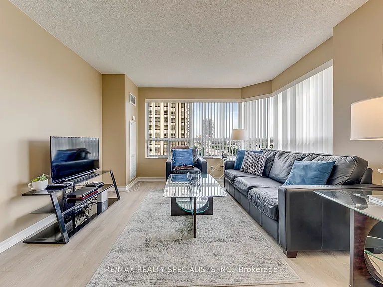 25 Kingsbridge Garden Cir W #924 — Photo 28