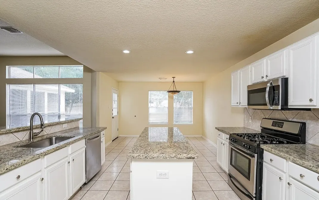 4 bed, 2299 sqft, $2,250 — Photo 3