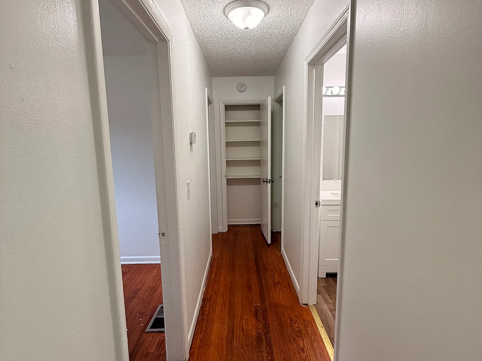 3 bed, 1100 sqft, $1,700 — Photo 4