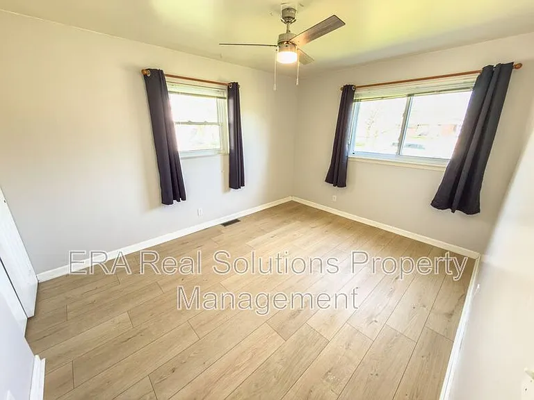 715 McCormick Ln — Photo 17