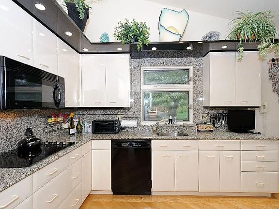 5th image of 30 Hazelwood Dr