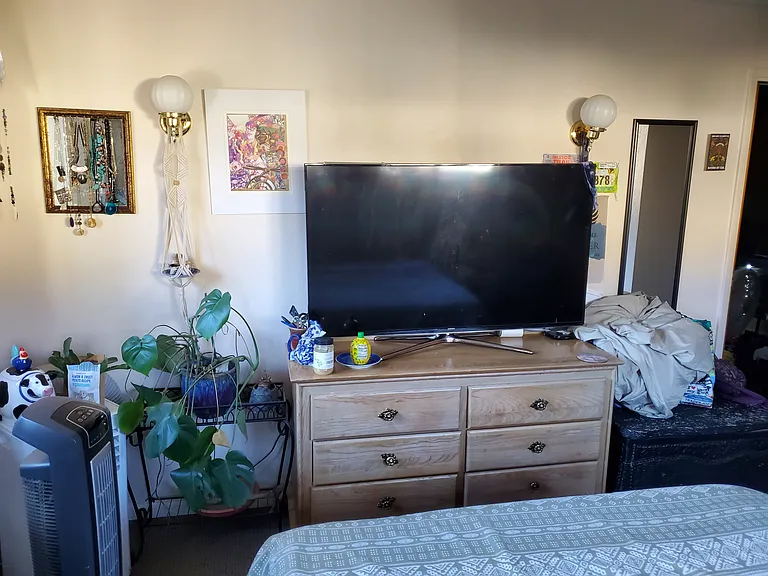 Photo includes previous tenants items, see listing for what furnishing are included.