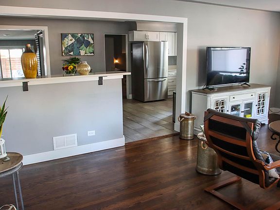 Transition between living room and kitchen