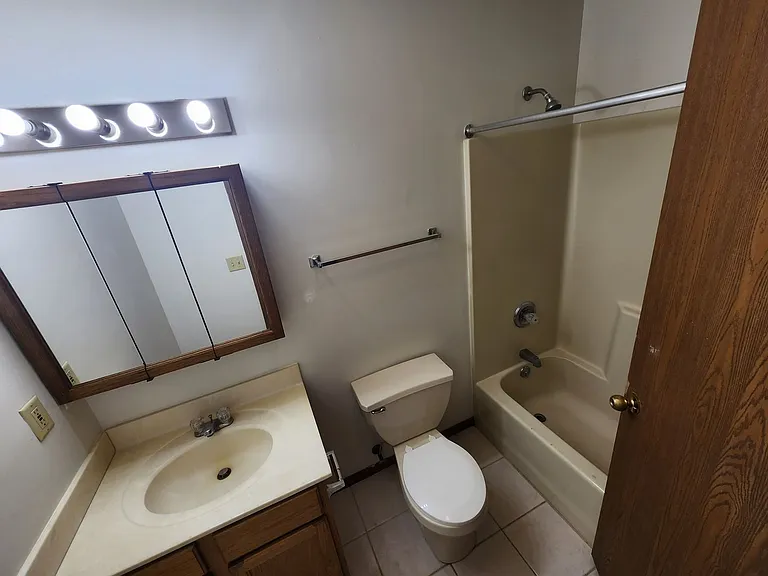 100 Bridgewater Ct — Photo 3