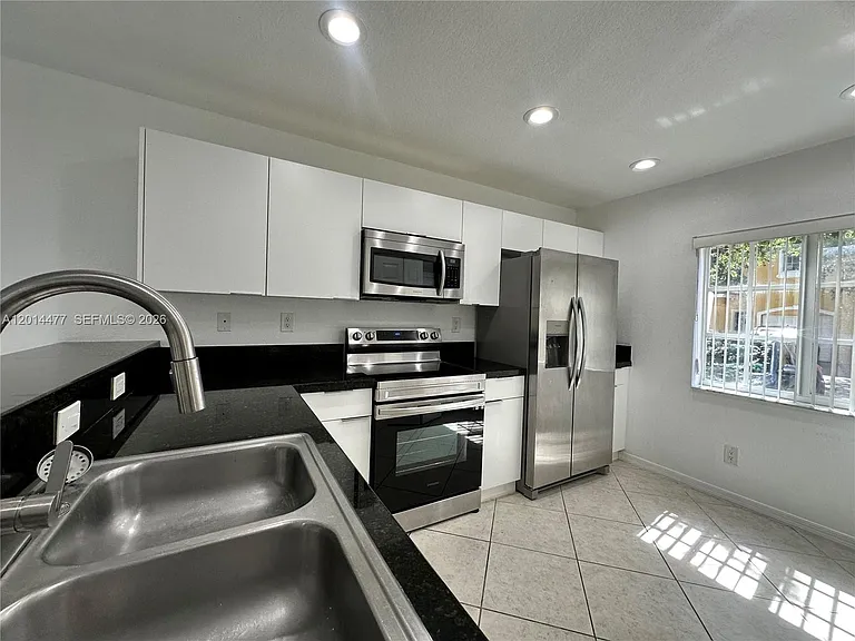 324 NE 3rd St #D — Photo 7