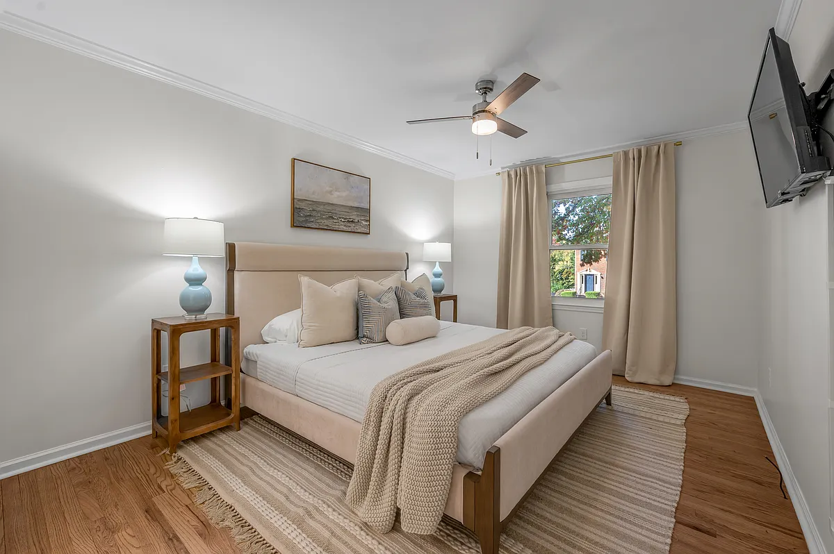 King suite on main floor/first level - 1132 Dunbarton Ln