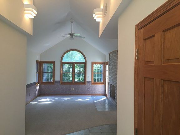 3rd image of 15 Elmwood Dr
