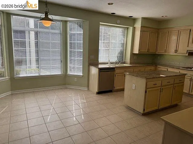 4 bed, 3.0 bath, 2739 sqft, $3,600 — Photo 3