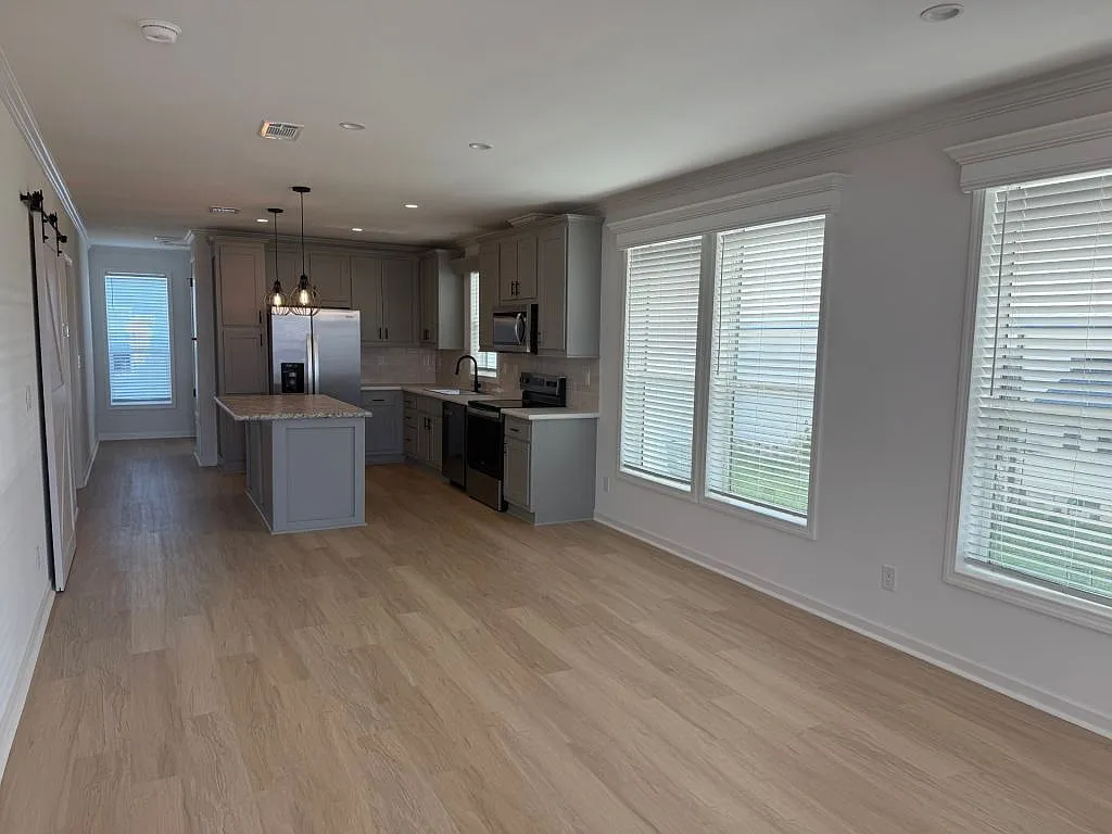 3 bed, 2.0 bath, 1356 sqft, $1,629 — Photo 4