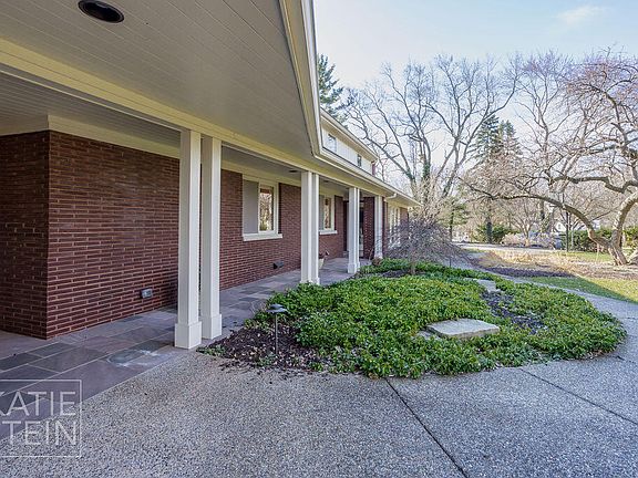 4th image of 800 Plymouth Ave SE