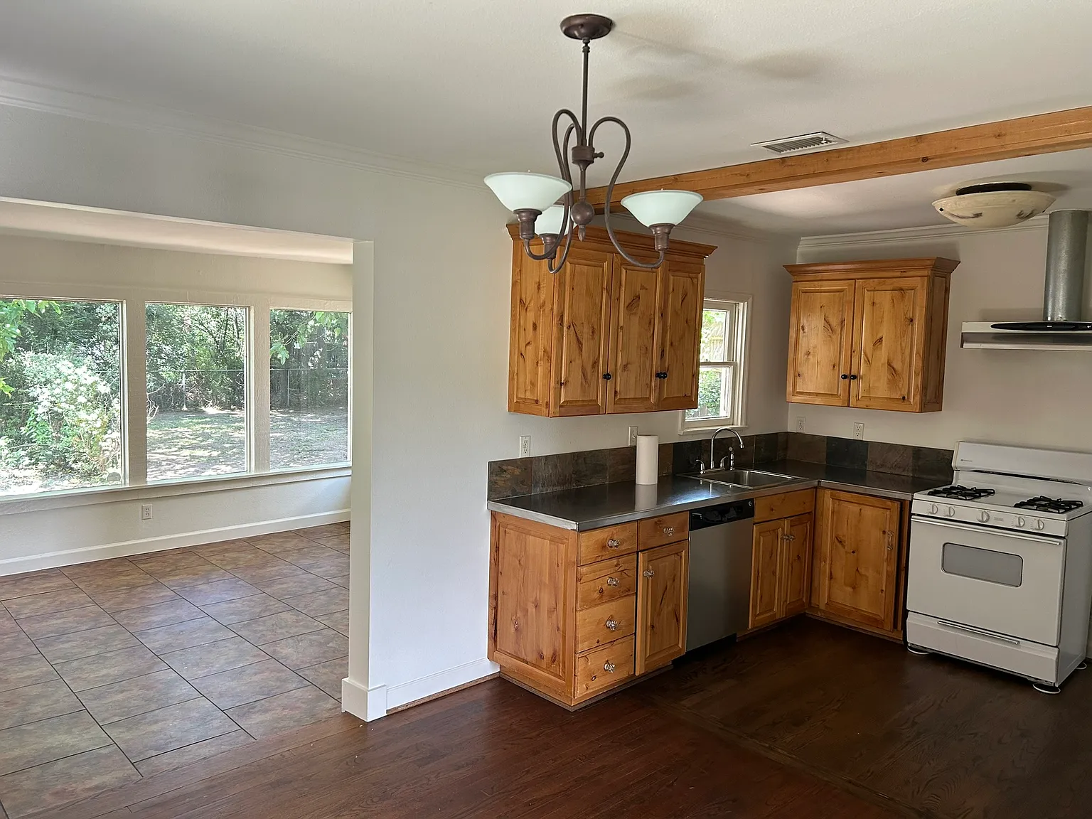 2 bed, 1156 sqft, $2,000 — Photo 4