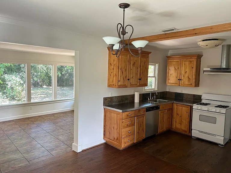 736 Edgefield Rd — Photo 4