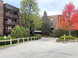 650 Whitney Ct APT 108, Gurnee, IL 60031