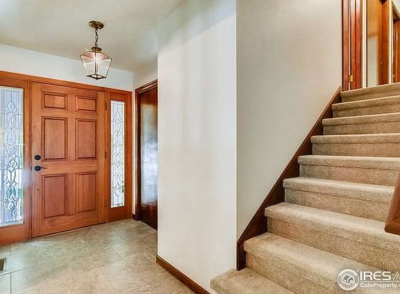 Nice open flow to home w dining room to the north