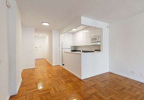 5th image of 150 E 18th St APT 5J