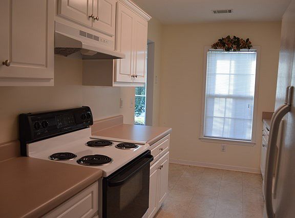 4th image of 229 E Middlebury Ln