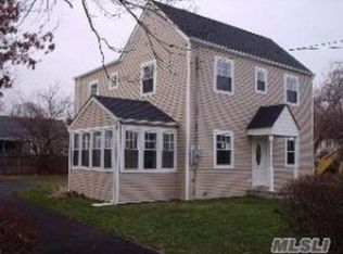 218 Waco St, Lindenhurst, NY 11757
