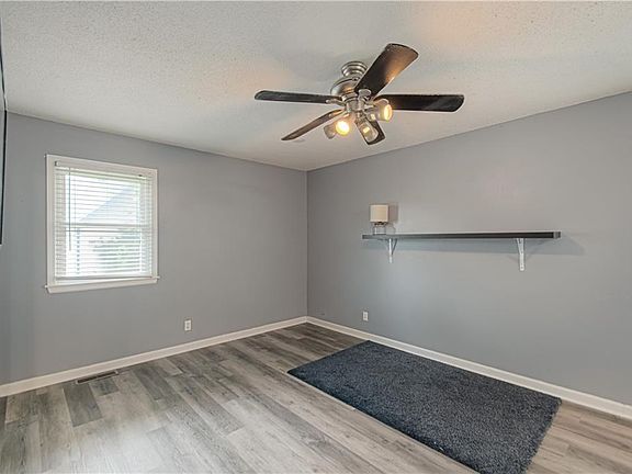 4th image of 304 S Valley Rd