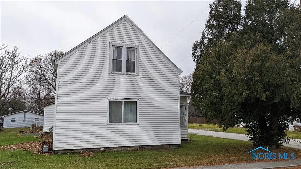 210 E Hanna St photo 1