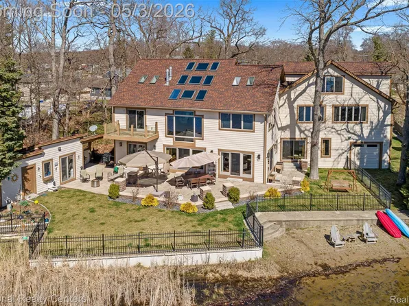 1100 Clearwater Blvd, White Lake, MI 48386