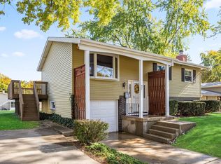 931 Yorkshire Ln, Crystal Lake, IL 60014