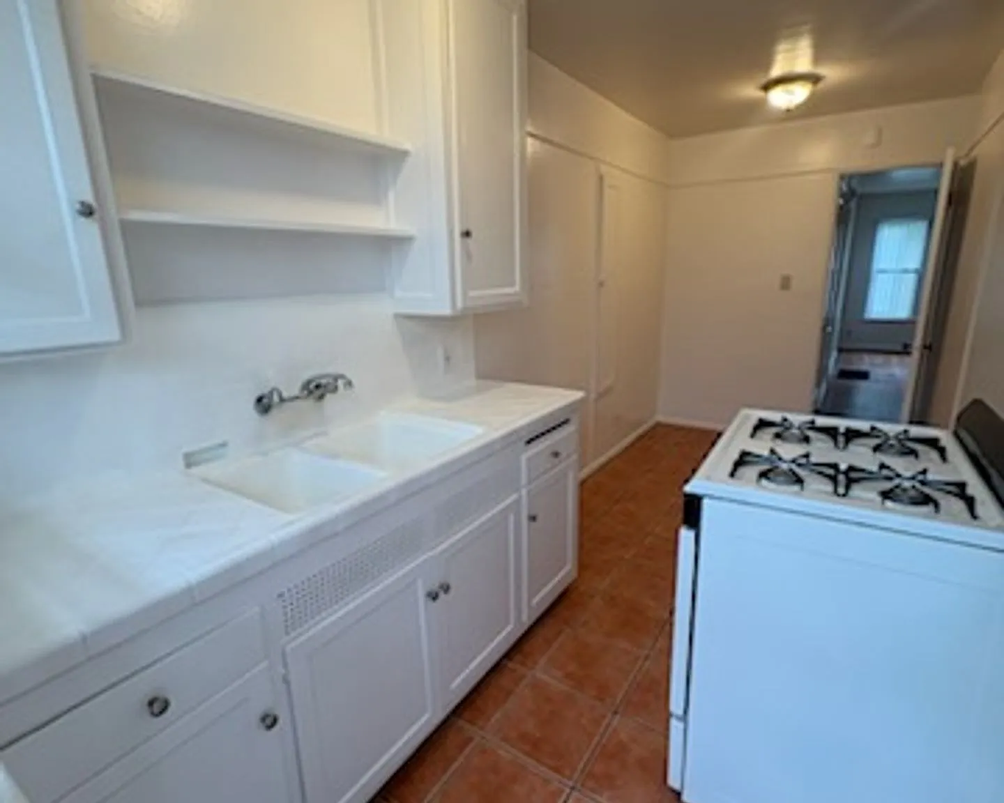 Spacious Lower Studio In Bixby Knolls! — Photo 2
