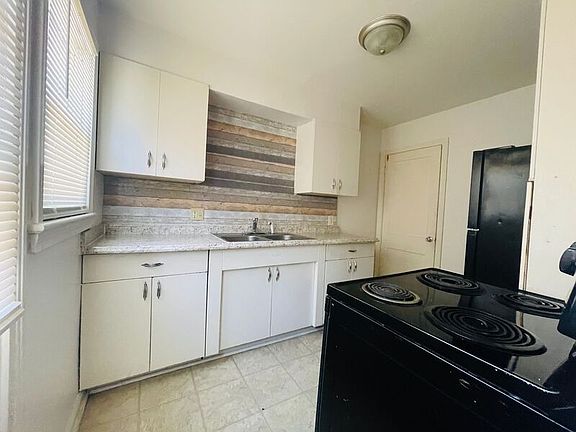 4th image of 1810 S Vermont Ave #2