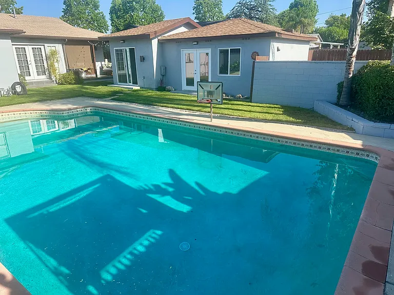 8958 N Swinton Ave — Photo 4