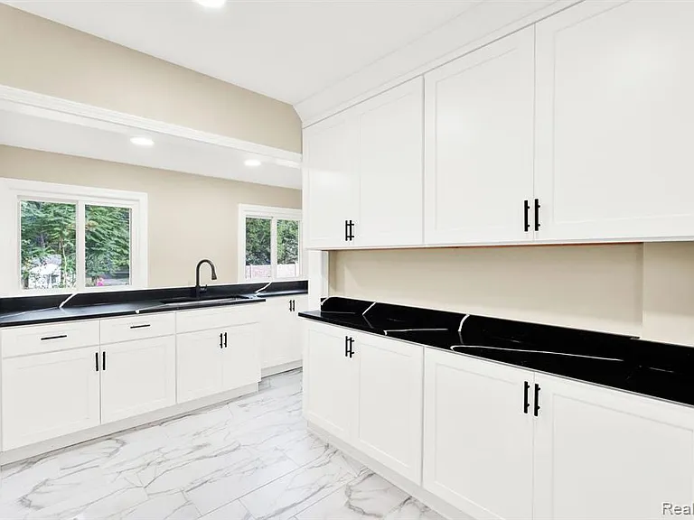 23248 Helen St — Photo 11