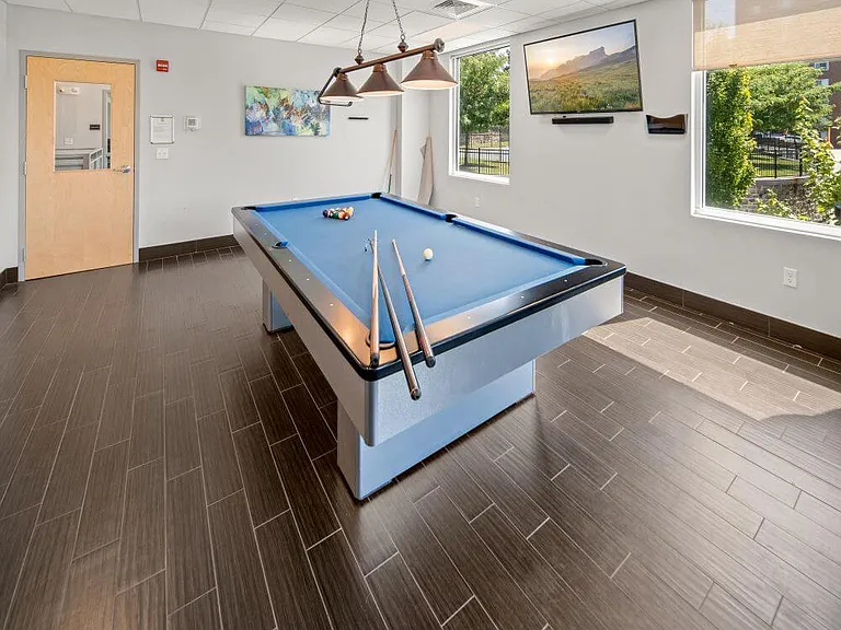100-york-amenities-interiors-7r