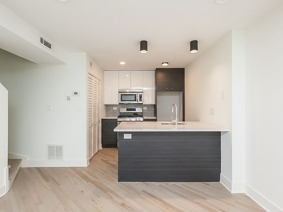 3rd image of 941 W Grace St #954-G101