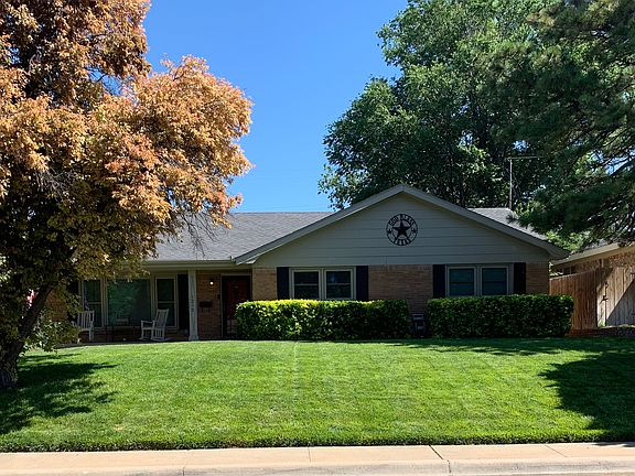 3rd image of 1215 Hillcrest Dr