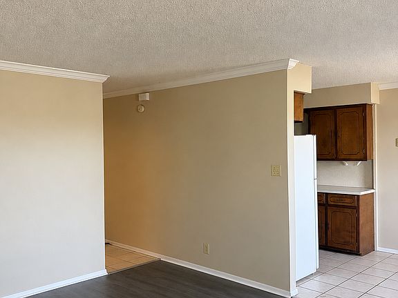 2nd image of 300 E Knoxville St APT 3