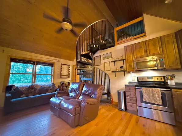 (undisclosed Address), Green Mountain, NC 28740