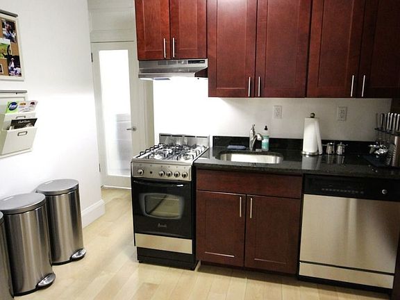 5th image of 145 Waverly Pl #1A
