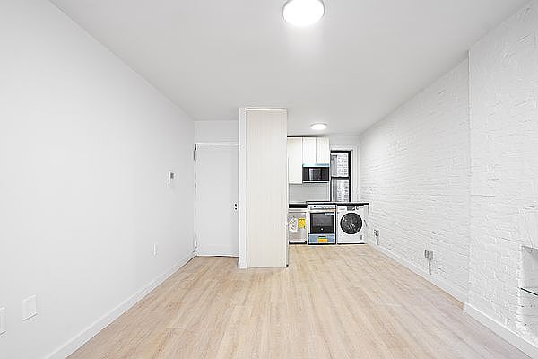 1st image of 446 W 55th St #15