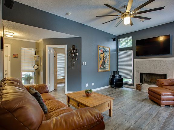 5th image of 984 Little Den Dr