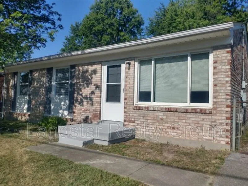 3 bed, 1.0 bath, 1100 sqft, $1,395 — Photo 2