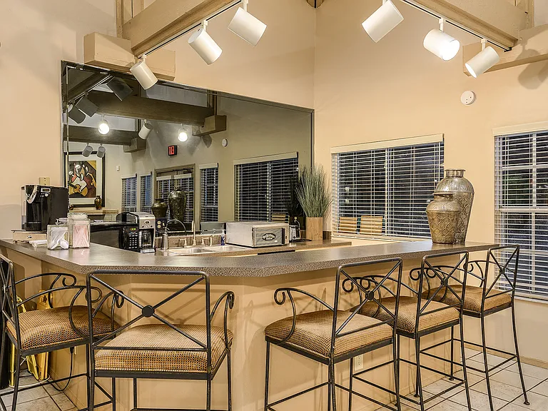 Colonial Pointe Apartments — Photo 9