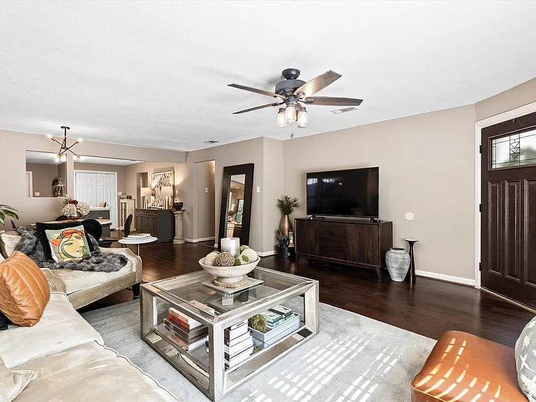 1130 S Montreal Ave — Photo 3