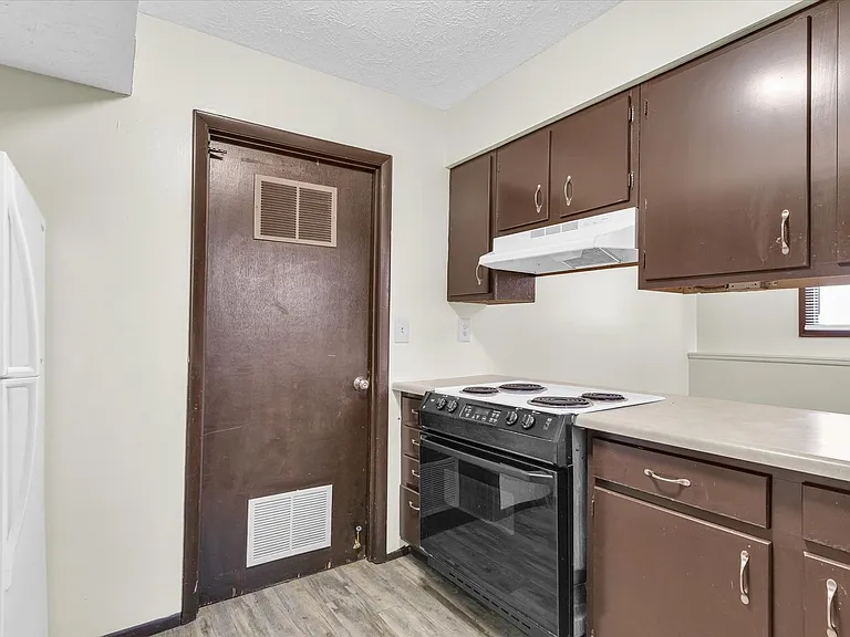 105 N Orr Dr — Photo 50