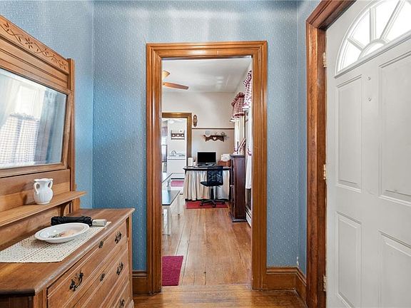 5th image of 35 Woodlawn Ave
