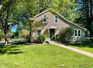 609 Arizona Ave NW, Orange City, IA 51041