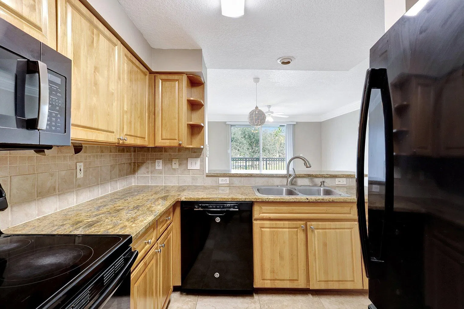 3 bed, 2.0 bath, 1362 sqft, $3,299 — Photo 3